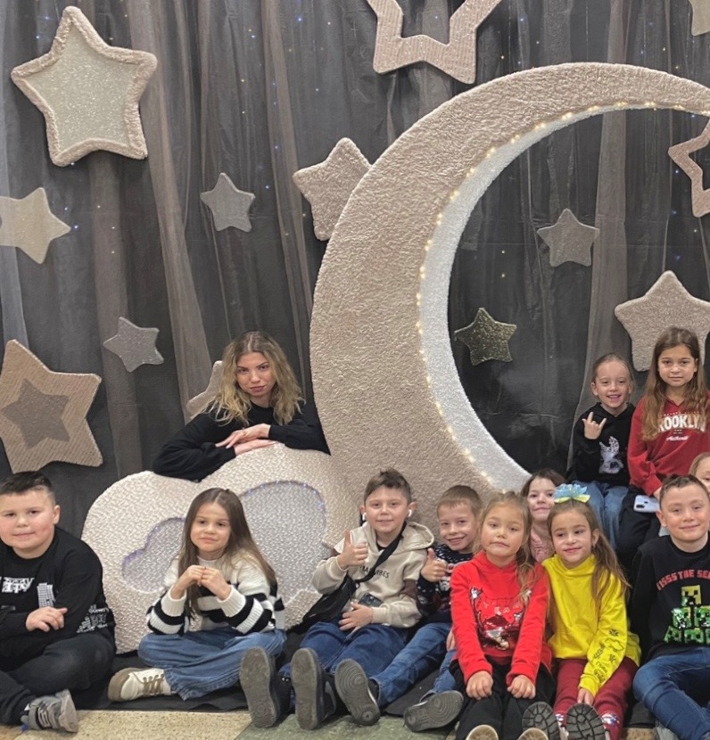 внутрішній стейкхолдер програми Лілія Матвієвська в колі дошкільнят